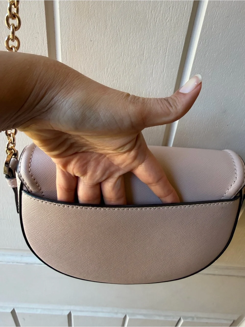 kate spade light pink pebble leather crossbody saddle bag with gold chain